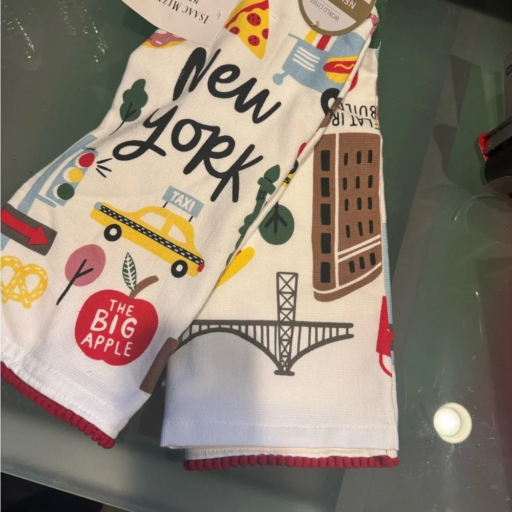 ISAAC MIZRAHI set of 2 NEW YORK kitchen towels- super cute and practical too! 🍎